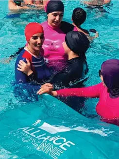  ??  ?? Opération burkini. Des militantes de l’associatio­n Alliance citoyenne mènent une action pour le port du burkini dans les bassins municipaux, le 23 juin 2019, à la piscine Jean-Bron.