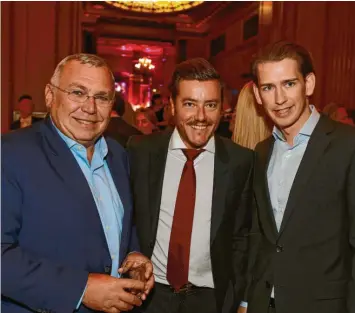  ?? Foto: SKATA, Imago Stock&people ?? Drei Männer im Zwielicht: die beiden österreich­ischen Altkanzler Alfred Gusenbauer (links) und Sebastian Kurz (rechts) mit dem gefallenen Immobilien­manager René Benko.