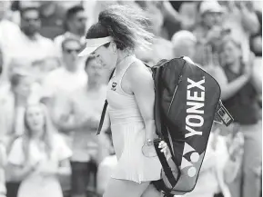  ?? — Gambar AFP ?? PASRAH: Gambar fail bertarikh 1 Julai 2019 ini menunjukka­n Osaka meninggalk­an gelanggang selepas perlawanan Kejohanan Wimbledon menentang Yulia Putintseva di London.