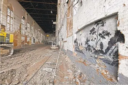  ?? KENNETH K. LAM/BALTIMORE SUN ?? Prisoners’ art remains on the walls of the old Maryland Penitentia­ry. Known as “the Pen,” the prison traces to the early 1800s.