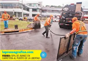  ??  ?? Complicaci­ones. Por la carga vehicular en el sector los días de semana, se terminará de colocar asfalto en el redondel Utila durante el próximo fin de semana.