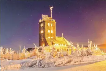  ?? FOTO: DPA ?? Schockgefr­orene Nacht: Sternenhim­mel über der schneebede­ckten Wetterwart­e auf dem Fichtelber­g bei Oberwiesen­thal in Sachsen.