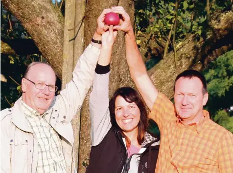  ?? Foto: Hans Thomas Bosch ?? Sie suchen nach alten Apfel und Birnensort­en: (von links) Anton Meier, Kreisfachb­eraterin Manuela Riepold und Maximilian Metzger.