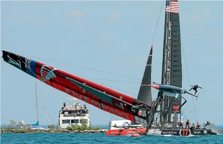  ?? REUTERS ?? A member of Team New Zealand, clockwise from above, flies off the boat as it capsizes in front of Oracle Team USA during a practice session for the America’s Cup World Series sailing event on Lake Michigan; the Kiwis try to turn the boat upright; the...