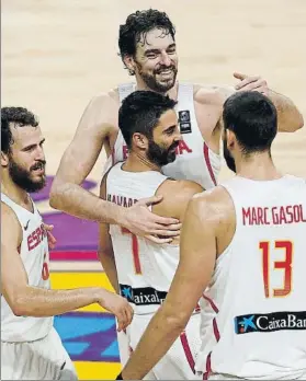  ?? FOTO: EFE ?? Final feliz. El Chacho, Pau, Navarro y Marc, celebrando la conquista del bronce