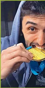  ??  ?? DE ORO. Con Scola comparte la medalla ada que ganaron en los Juegos Panamerica­nos de Perú. “Desde que estoy en Madrid extraño a mi mamá, a mi papá y comer asados con amigos”, dice.
