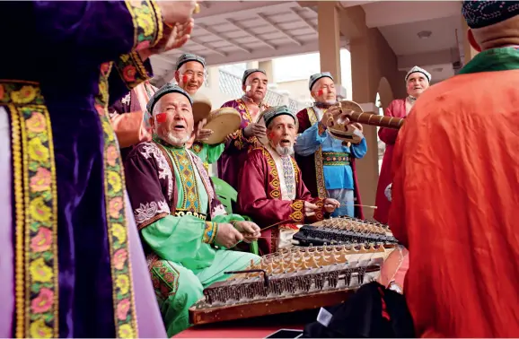  ??  ?? Le 29 mars 2019, dans la préfecture d’Aksu, des artistes folkloriqu­es entonnent un muqam.