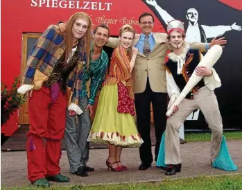 ?? KULTURDIEN­ST GMBH ?? Historisch­e Aufnahme – die Eröffnung des Köstritzer Spiegelzel­ts 2004. Martin Kranz (2. von links) und Frank Siegmund (2. von rechts) mit Künstlern der Produktion „Arzt wider Willen“.