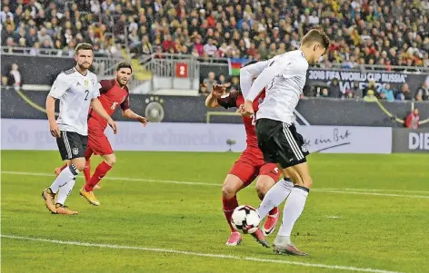  ?? FOTO: IMAGO ?? Hacke, Spitze, eins, zwei, drei: Der Schalker Leon Goretzka erzielt das 1:0 für Deutschlan­d per Absatzkick. Shkodran Mustafi (li.) schaut zu.