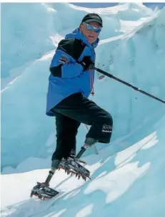  ?? FOTO: PRIVAT/MARK INGLIS/DPA ?? Im Mai 2006 hat der Neuseeländ­er Mark Inglis mit zwei Beinprothe­sen den Mount Everest erklommen.