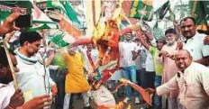  ?? PTI ?? RJD and Congress workers burn an effigy of Bihar Chief Minister Nitish Kumar during a protest in Gaya on Thursday.