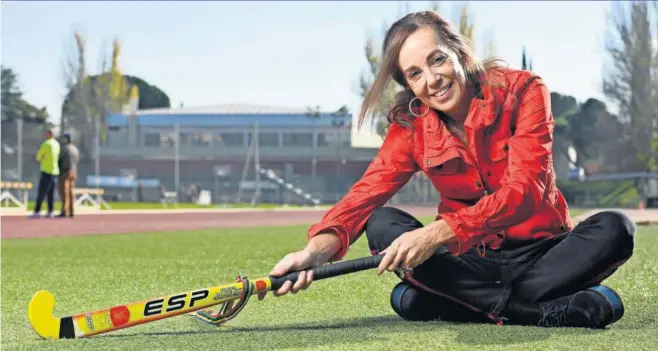  ??  ?? Mercedes Coghen, que fue medalla de oro olímpica en hockey hierba en Barcelona 1992 y ahora ocupa cargos de dirección deportiva en ADESP, posa para AS.