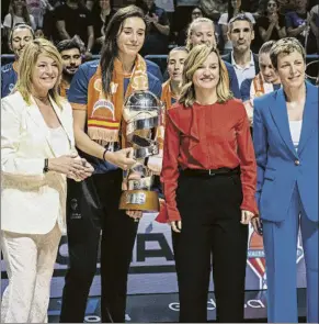  ?? FOTO: EFE ?? Raquel Carrera, con el trofeo junto a la ministra de Educación Pilar Alegría