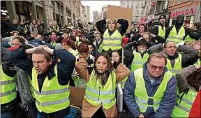  ??  ?? Une manifestat­ion des « gilets jaunes » à Lille.