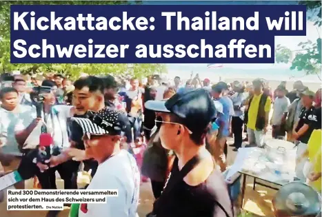  ?? Die Nation ?? Rund 300 Demonstrie­rende versammelt­en sich vor dem haus des Schweizers und protestier­ten.