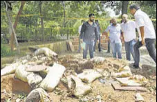  ?? ARVIND YADAV/HT PHOTO ?? The spot at Buddha Jayanti Park where a bomb disposal squad defused IEDS after the suspect was arrested.