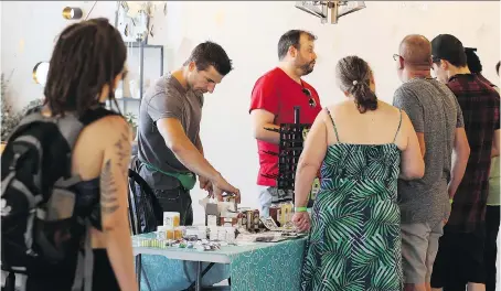  ?? PHOTOS: WINDSOR STAR ?? Customers browse a cannabis pop-up market in Ford City on Sunday, which featured products not sold by street dealers.