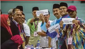  ?? PIC BY OSMAN ADNAN ?? Sungai Kandis by-election candidates (from right) independen­t Murthy Krishnasam­y, Barisan Nasional’s Datuk Lokman Noor Adam and PKR’s Mohd Zawawi Ahmad Mughni at the nomination centre in Shah Alam yesterday.