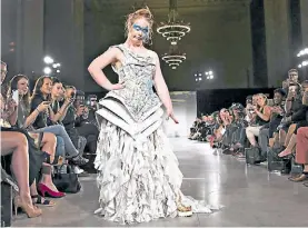  ??  ?? Vestida de noche.
La australian­a Madeline Stuart conquistó la pasarela.