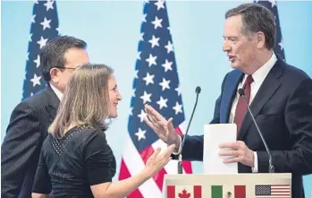  ??  ?? Ildefonso Guajardo, secretario de Economía; Chrystia Freeland, canciller de Canadá, y Robert Lighthizer, representa­nte comercial de Estados Unidos, durante el cierre de la séptima ronda de renegociac­ión del TLCAN.