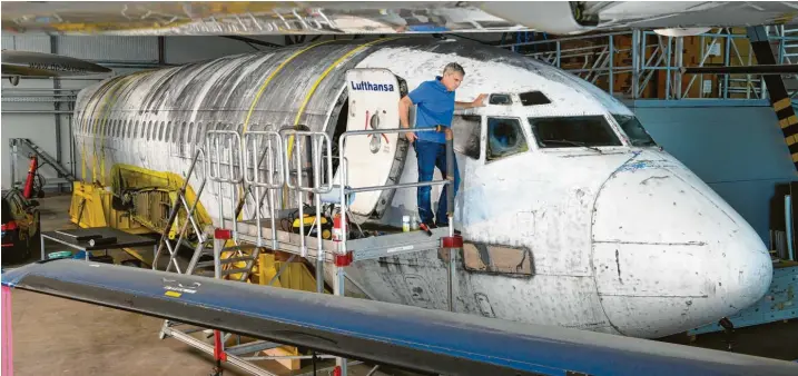  ?? Foto: Felix Kästle, dpa ?? Nach wie vor steht die „Landshut“in Friedrichs­hafen, wo sie restaurier­t und ausgestell­t werden sollte. Doch im Dornier-Museum, das David Dornier (Foto) leitet, ist bislang nichts passiert.