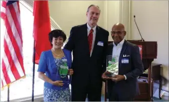  ?? PROVIDED TO CHINA DAILY ?? Stella Li (left), president of BYD Motors, David Griffith (center), chairman of the Long Beach-Qingdao Associatio­n, and Kenneth McDonald, president and CEO of Long Beach Transit, at the LBQA GreenTech Awards Luncheon, on friday.