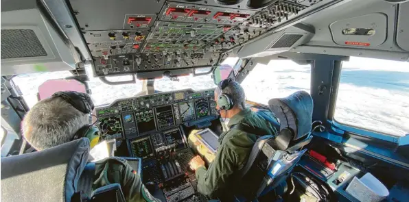  ?? Foto: Pitt Schurian ?? Moderne Technik von den Displayanz­eigen bis zu den Flugunterl­agen auf dem Tablet prägen das Cockpit des A400M. Am Boden muss für die Ankunft am Lechfeld noch einiges modernisie­rt werden.