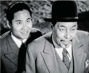  ?? BILD: SN/KOCHMEDIA ?? Charlie Chan (Warner Oland, r.) mit „Sohn Nummer eins“.