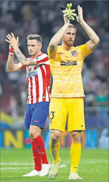  ??  ?? Oblak y Saúl, dos de los jugadores imprescind­ibles para Simeone, saludan a la afición.