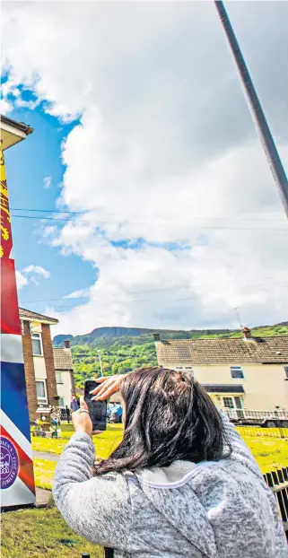  ?? ?? Who’s celebratin­g: the new Platinum Jubilee mural in Rathcoole Housing Estate, Belfast. Below left, celebratio­ns in Monkstown