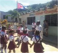  ??  ?? Una pequeña plaza pública se acondicion­a para servir de sede al acto central por el aniversari­o 60 del Congreso Campesino en Armas. La escuela primaria de la comunidad también recibe mejoras que aportarán a un desarrollo superior del proceso docente-educativo.