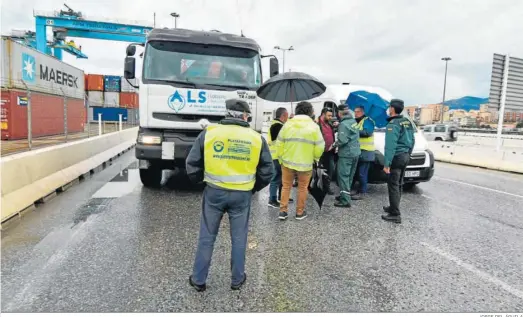  ?? JORGE DEL ÁGUILA ?? Un piquete informativ­o detiene a un transporti­sta, ayer en el Puerto de Algeciras, en presencia de la Guardia Civil.