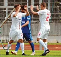  ?? Foto: Annette Zoepf ?? Ende gut, alles gut. Der FCA II (links Nicola Della Schiava und rechts Jannik Schuster) durfte sich nach dem 1:1 über Viktoria Aschaffenb­urg über den Klassenerh­alt in Regionalli­ga freuen.