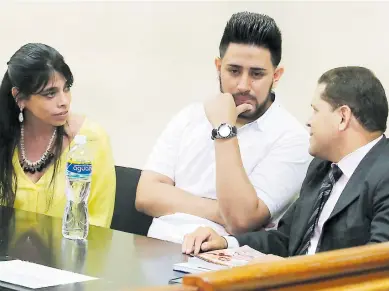  ??  ?? ARCHIVO. Kevin Solórzano Hernández entre sus abogados Celeste Cerrato y Jair López durante el juicio.
