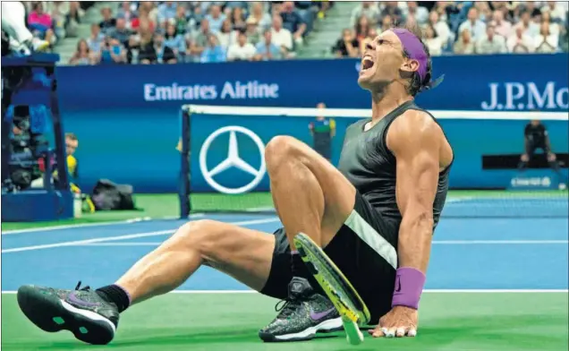  ??  ?? DESGASTE. Rafa Nadal se tira al suelo exhausto tras conquistar el título del US Open de 2019: se impuso al ruso Daniil Medvedev en un extenso y agónico duelo a cinco sets.