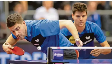  ?? FOTO: PFÖRTNER/DPA ?? Die Nationalsp­ieler Patrick Franziska (links) und Dimitrij Ovtcharov schlagen ab diesem Freitag beim World Cup in China auf.