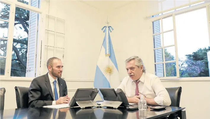  ??  ?? Horas cruciales. Martín Guzmán y Alberto Fernández se juegan en los próximos días la posibilida­d de aumentar el porcentaje de adhesión al canje luego de una primera etapa errática.