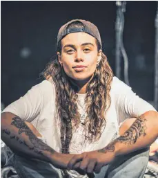  ?? FOTO: DARA MUNNIS ?? Hat im Alter von drei Jahren eine Gitarre vom Großvater geschenkt bekommen: Tash Sultana.