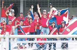  ??  ?? VISITANTES. Este reducido grupo de ticos alentó a su selección desde preferenci­a norte.