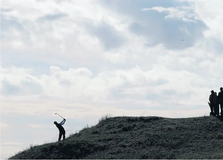  ??  ?? El público se acomoda sobre un costado de la ladera para mirar el tiro de salida de Kevin Kisner en Royal Birkdale; el Abierto Británico tiene un público fiel que colma los escenarios