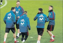  ?? FOTO: JA SIRVENT ?? Sergio Ramos bromea en el entrenamie­nto de ayer en Dusseldorf