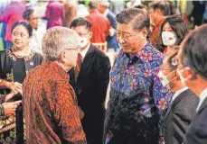  ?? FOTO: KAY NIETFELD/DPA ?? Kennen sich nach den Olympische­n Spielen in Peking bestens: IOC-Präsident Thomas Bach (links) mit Chinas Staatschef Xi Jinping (Mitte, rechts) am Rande des G20-Gipfels vor dem Abendessen.