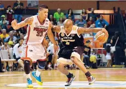  ??  ?? ANTE LA presión del pirata David Huertas, Darnell Hinson, de los Brujos de Guayama, intenta proteger el balón al pasar la media cancha.