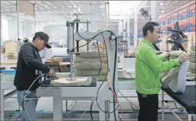  ?? ?? Trabajador­es de la empresa china de muebles “Sunon” operan maquinaria en Monterrey, Nuevo León