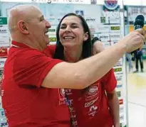  ??  ?? Trainer Herbert Müller und Iveta Luzumova arbeiten auch künftig zusammen. Foto: Mario Gentzel