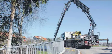  ?? FOTO: RUTH EBERHARDT ?? Eine Baustelle von kurzer Dauer: Die Arbeiten zum Nachbesser­n von Mängeln an der Bahnbrücke Heimholz mussten am Dienstag nach wenigen Stunden wieder beendet werden.