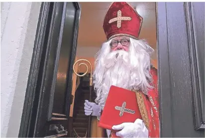  ?? FOTO: THOREN/LENZEN ?? Lothar Erbers hat sein Nikolaus-Gewand angezogen und tritt in dem Video auf.