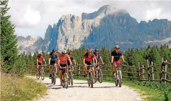  ?? FOTO: EGGENTAL TOURISMUS GEN. ?? In der Region Eggental in Südtirol stehen passionier­ten Radfahrern 50 Routen zur Auswahl. Touristen können dabei auch an geführten Mountainbi­ke-Touren teilnehmen.