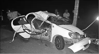  ??  ?? Deze auto sloeg zaterdagoc­htend aan de Indira Gandhiweg over de kop. De bestuurder raakte gewond.
(Action-foto: Shaylendra Jarbandhan)