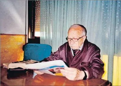  ?? MARIA PUIG ?? Antonio Puig, leyendo La Vanguardia en su casa